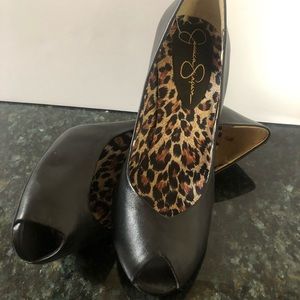 Jessica Simpson leopard heels 👠